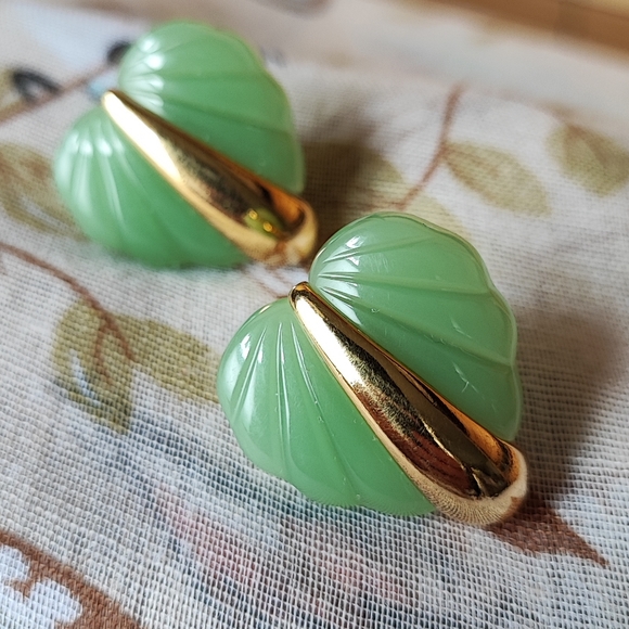 Lucite Molded Faux Jade Gold Tone Leaf Clip Earrings Green Vintage EUC - Picture 2 of 7
